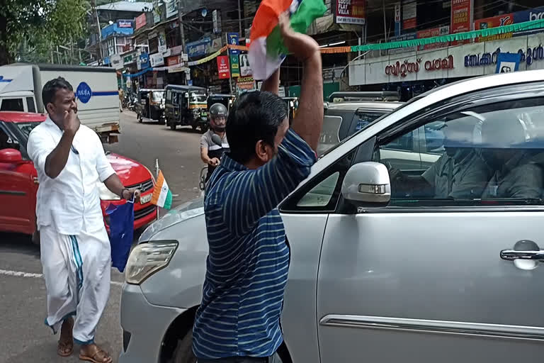 KSRTC salary crisis  STU workers union KSRTC  KSRTC employees blocks Anthony Raju  transport minister Anthony Raju  കെഎസ്ആർടിസി ശമ്പള പ്രതിസന്ധി  കെഎസ്ആർടിസി  എസ്‌ടിയു തൊഴിലാളി യൂണിയൻ  ഗതാഗത മന്ത്രി ആൻ്റണി രാജു  ആൻ്റണി രാജുവിനെ വഴിയിൽ തടഞ്ഞ് പ്രതിഷേധം  ഗ്രാമവണ്ടി