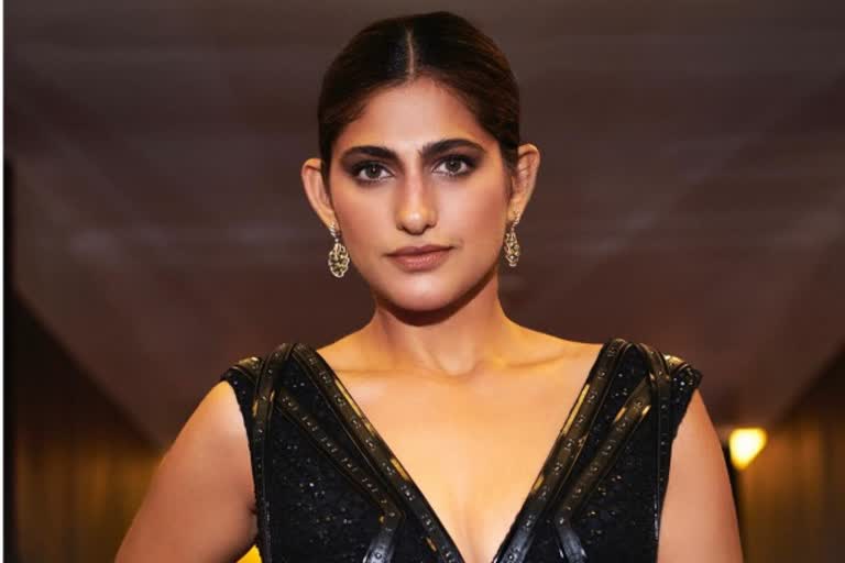 பாலிவுட் நடிகை குப்ரா சைட்டின்  ஹாட் போட்டோஸ்