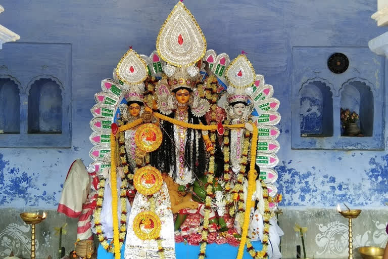 male family Members of Nalikul Singha Bari perform all rituals during Durga Puja