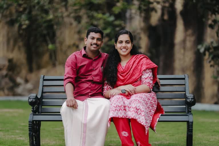 arya rajendran sachin dev marriage  arya rajendran  ആര്യ രാജേന്ദ്രൻ  സച്ചിൻ ദേവ്  മേയര്‍ ആര്യ രാജേന്ദ്രൻ  വിവാഹക്ഷണവുമായി മേയർ ആര്യ രാജേന്ദ്രൻ  ആര്യ രാജേന്ദ്രൻ സച്ചിൻ ദേവ് വിവാഹം  ആര്യ രാജേന്ദ്രൻ ഫേസ് ബുക്ക് പോസ്റ്റ്  Mayor Arya Radendran with wedding invitation  എകെജി സെന്‍റർ  ബാലുശ്ശേരി എംഎല്‍എ സച്ചിന്‍ദേവ്