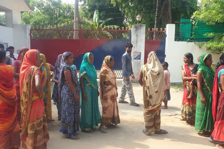 जहानाबाद सैकड़ों की संख्या में महिला और पुरुषों ने घेरा एसपी आवास