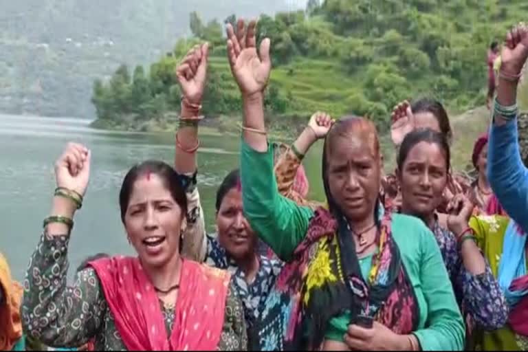 Etv BharaVillagers protest on the banks of Tehri laket