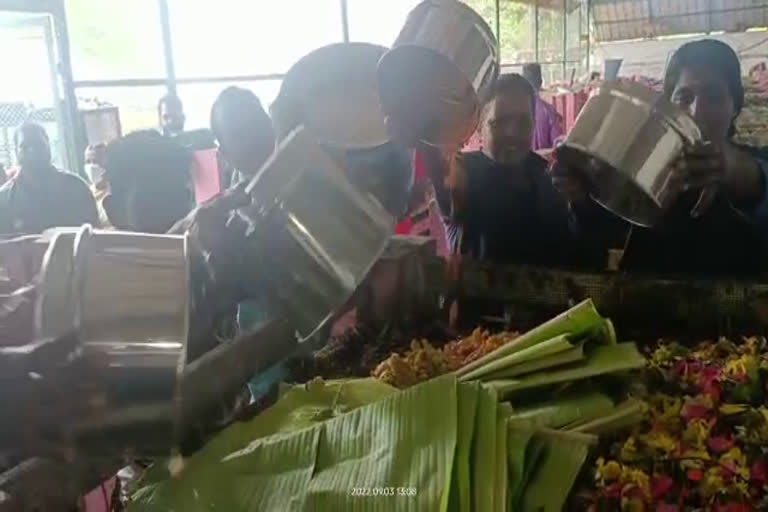 ഓണസദ്യ മാലിന്യത്തില്‍ എറിഞ്ഞ് പ്രതിഷേധം  Protest by throwing onamsadya in garbage  ശുചികരണ തൊഴിലാളികള്‍ ഓണസദ്യ മാലിന്യത്തിൽ എറിഞ്ഞു  CITU throwing Onasadya in garbage  തിരുവനന്തപുരം നഗരസഭ  Thiruvananthapuram Municipality  തിരുവനന്തപുരം നഗരസഭയിലെ ചാല സര്‍ക്കിൾ  തിരുവനന്തപുരത്ത് ഓണസദ്യ മലിന്യത്തിൽ എറിഞ്ഞു  ഹെല്‍ത്ത് ഇന്‍സ്‌പെക്‌ടര്‍  ഓണാഘോഷം  CITU protest in trivandrum Municipality  ഓണസദ്യ മലിന്യത്തിൽ വലിച്ചെറിഞ്ഞ് സിഐടിയു പ്രതിഷേധം  CITU protests by throwing Onasadya in garbage