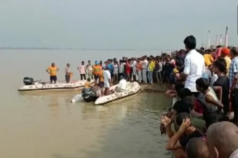 ബിഹാറില്‍ ബോട്ടപകടം  Boat accident in Bihar  അപകടം  പട്‌ന  ഗംഗാനദി  ഗംഗാനദിയില്‍ ബോട്ടപകടം  ദേശീയ വാര്‍ത്തകള്‍  bharat news updates  national news  news updates in india  ദനാപൂര്‍ മേഖല  ദനാപൂര്‍ മേഖല