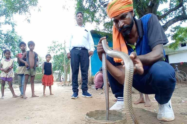 धमतरी के शिक्षक की जिद के आगे पूरा समाज नतमस्तक