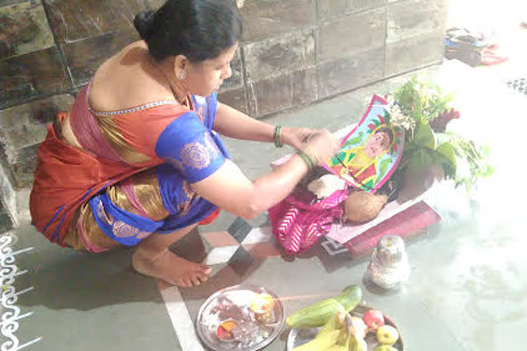 tradition in vasai taluka women welcomed god gauri enthusiastically