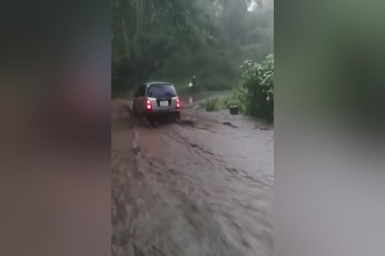 Night travel ban  idukki  idukki Latest News  red alert  heavy rain  Restrictions in Idukki  Red Alert and Heavy Rain  ഇടുക്കി  റെഡ് അലർട്ട്  ഇടുക്കിയില്‍ റെഡ് അലർട്ട്  രാത്രികാല യാത്രാനിരോധനം  യാത്രാനിരോധനം ഉള്‍പ്പടെയുള്ള നിയന്ത്രണങ്ങള്‍  അതീതീവ്ര മഴ  റെഡ് അലർട്ടും  മുന്നറിയിപ്പുകളും  മലയോരമേഖല  ടൂറിസം മേഖല  പൊലീസ്  രാത്രികാല യാത്ര