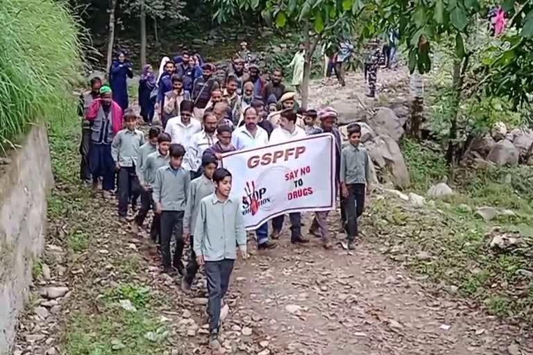 Tral Anti Drugs rally : ترال، کارمولہ میں منشیات مخالف ریلی کا اہتمام