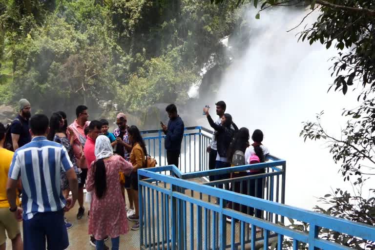 idukki tourism starts after covid  number of tourists came to idukk  celebrate onam holidays  onam holidays in idukki  tourism in idukki  tourist news in idukki  latest tourism news in idukki  latest news in idukki  കൊവിഡിന് ശേഷം ഇടുക്കി ഉണര്‍ന്നു  ഓണാവധി ആഘോഷിക്കാൻ  ഇടുക്കിയിലേക്ക് സഞ്ചാരികളുടെ പ്രവാഹം  ഓണക്കാലത്ത് ഇടുക്കി ജില്ല  ഇടുക്കി ജില്ലയിലെ വിനോദസഞ്ചാര മേഖല  സഞ്ചാരികള്‍ക്കായി ഓണാഘോഷവും  വെല്ലുവിളിയായി മഴ  ഇടുക്കിയുടെ വിനോദസഞ്ചാര മേഖല  ഇടുക്കി ടൂറിസം  ഇടുക്കി ഇന്നത്തെ വാര്‍ത്ത  ഇടുക്കി ഏറ്റവും പുതിയ വാര്‍ത്ത