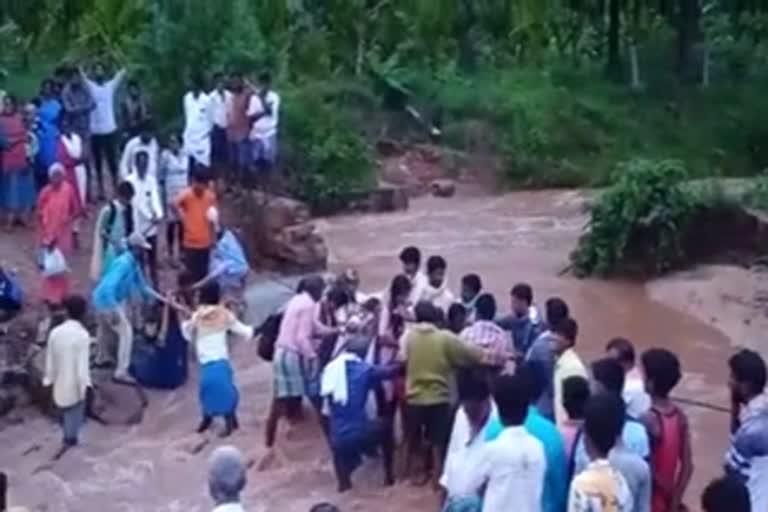 people-struggling-to-crossing-the-canal-in-doddaballapur