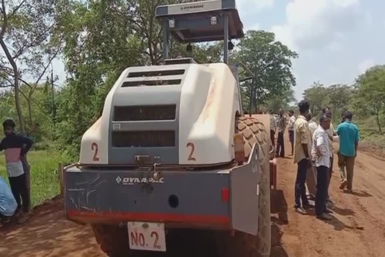 Bike rider hit by road roller in Dhamtari