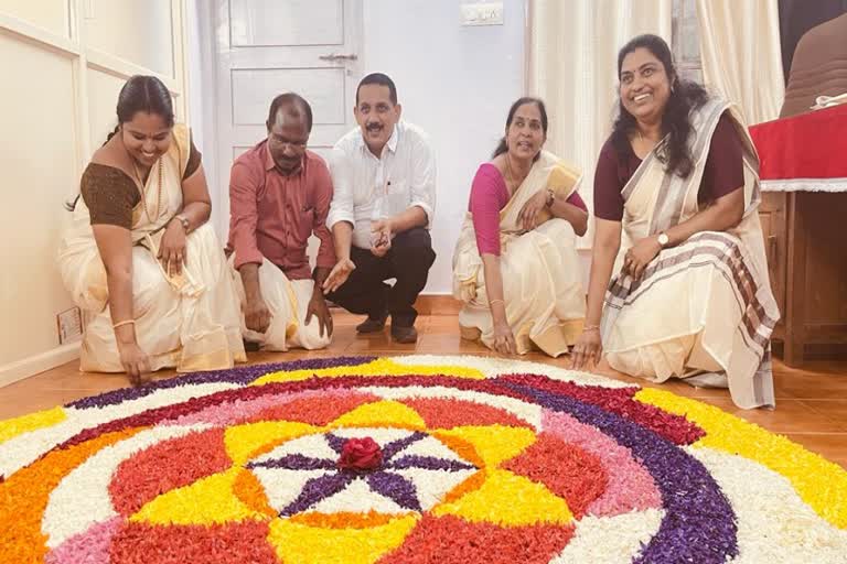 Thalassery court onam celebrations Kannur  Thalassery court onam celebrations  Thalassery court onam  onam celebrations kannur  onam celebrations thalassery court  ഓണം കളറാക്കി തലശ്ശേരി ജില്ല കോടതി  തലശ്ശേരി ജില്ല കോടതി  ഓണം തലശ്ശേരി ജില്ല കോടതി  ഓണപ്പരിപാടികൾ കണ്ണൂർ  ഓണഘോഷ പരിപാടികൾ കോടതി  കോടതിയിൽ ഓണം സെലിബ്രേഷൻ  ഓണഘോഷ പരിപാടികൾ  കോടതി മുറ്റത്ത് നടത്തിയ തിരുവാതിര  തിരുവാതിര കോടതി