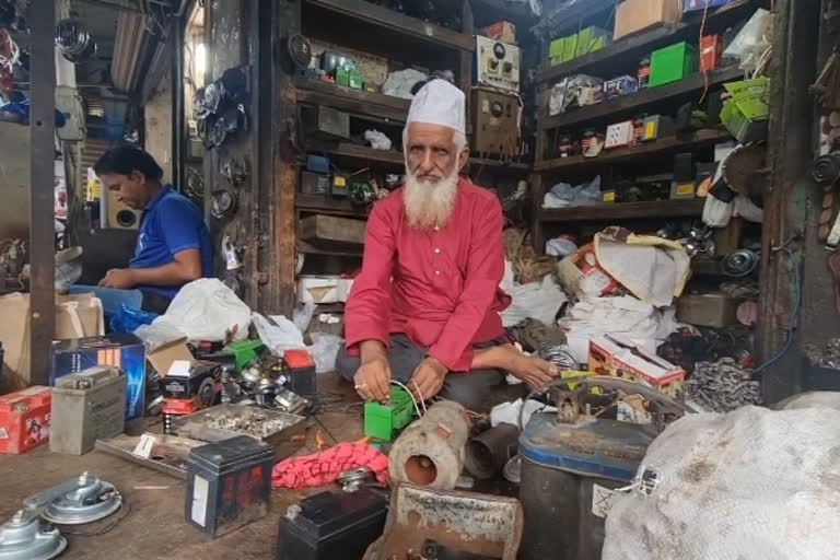 ملئے آٹھ برس کی عمر سے ہارن کی مرمت کرنے والے قاسم بھائی سے