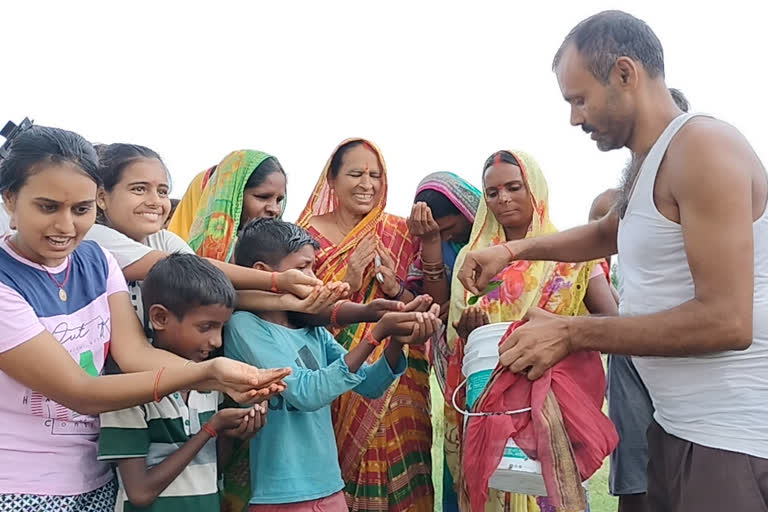 नीम के पेड़ से दूध गिरने और देवी के आने की अफवाह से उमड़ा जनसैलाब