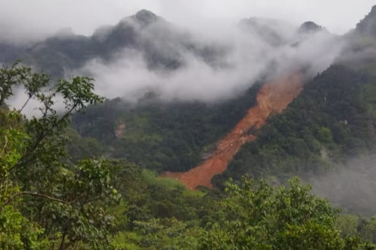 lanslide in thiruvambadi muthappan river  lanslide in kozhikode  landslide in kozhikode due to heavy rain  rain news  rain updations  rain  rain in kerala  rain in kozhikode  കനത്ത മഴ  തിരുവമ്പാടി മുത്തപ്പൻ പുഴയിലെ വനത്തിൽ ഉരുൾപൊട്ടൽ  മുത്തപ്പൻ പുഴയിലെ വനത്തിൽ ഉരുൾപൊട്ടൽ  ഇന്നു വൈകുന്നേരമാണ് ഉരുൾപൊട്ടലുണ്ടായത്  കോഴിക്കോട് ഉരുൾപൊട്ടൽ  കോഴിക്കോട് ഇന്നത്തെ പ്രധാന വാര്‍ത്ത  കോഴിക്കോട് മഴ  കേരളം മഴ  കേരളത്തിലെ കനത്ത മഴ  മഴ വാര്‍ത്തകള്‍  ഏറ്റവും പുതിയ മഴ വാര്‍ത്തകള്‍