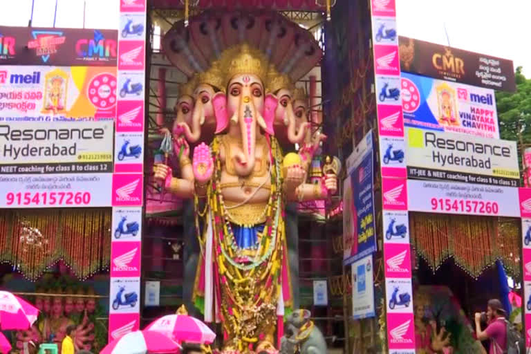 huge devotees rush at khairatabad ganesh