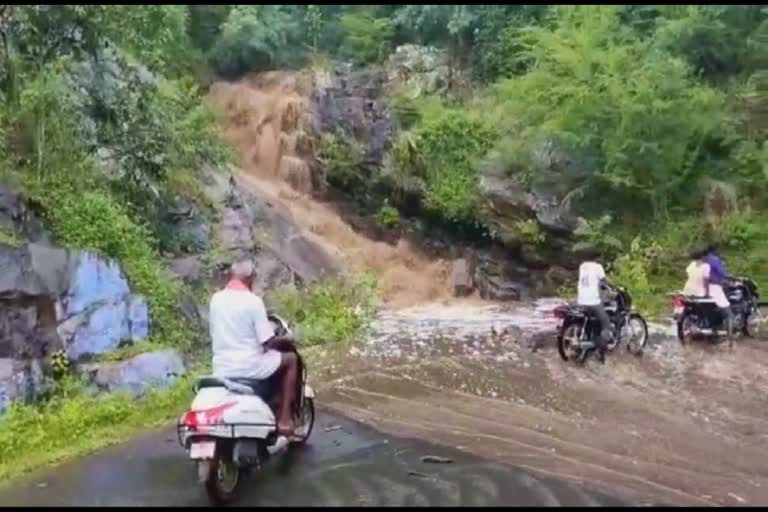 கடம்பூர் மலை அருவிகளிலிருந்து ஆர்ப்பரித்து கொட்டிய மழையால் வெள்ளம்... வாகன ஓட்டிகள் அவதி