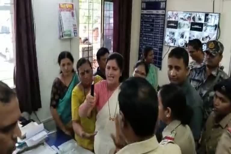 navneet rana creates ruckus at police stationEtv Bhara1t