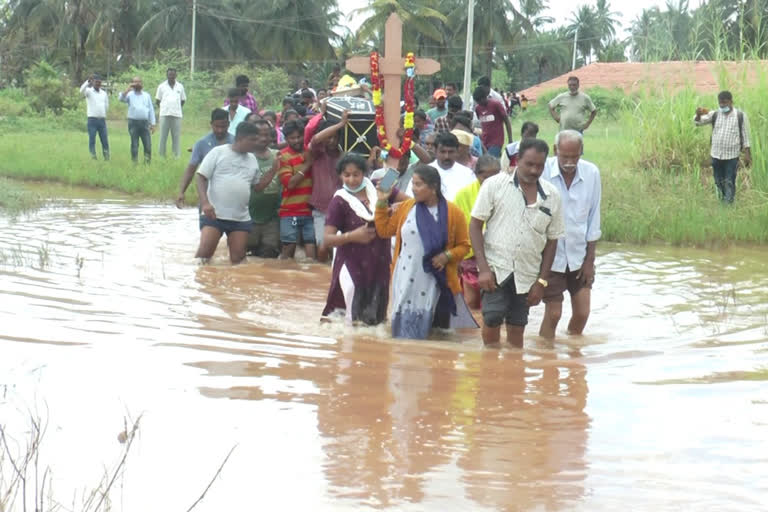 வெள்ளத்தில் துண்டிக்கப்பட்ட மயான சாலை... இரண்டு நாட்களாக வீட்டில் வைக்கப்பட்ட சவம்...