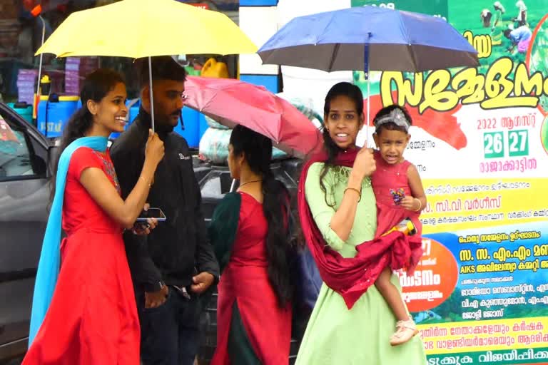 Uthradapachil in Idukki damped by rain  ഇടുക്കിയിലെ ഉത്രാട പാച്ചിൽ  ഓണക്കാല പ്രതീക്ഷകളെ  Uthradapachil  kerala Onam celebration  Idukki news  ഓണം ആഘോഷം  ഇടുക്കി വാര്‍ത്തകള്‍  കേരളത്തിലെ മഴ  rain in Kerala