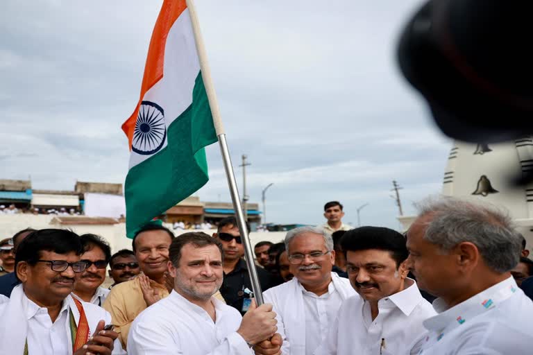 ഭാരത് ജോഡോ യാത്ര  Bharat Jodo Yatra  Rahul Gandhi  രാഹുൽ ഗാന്ധി  ഭാരത് ജോഡോ യാത്രയ്ക്ക് കന്യാകുമാരിയിൽ തുടക്കം  Bharat Jodo Yatra from Kanyakumari  Rahul Gandhi started Bharat Jodo Yatra  Bharat Jodo Yatra from Kanyakumari  ഭാരത് ജോഡോ യാത്ര തുടങ്ങി  Bharat Jodo Yatra started  ഭാരത് ജോഡോ യാത്രയുടെ രണ്ടാംദിന പര്യടനം