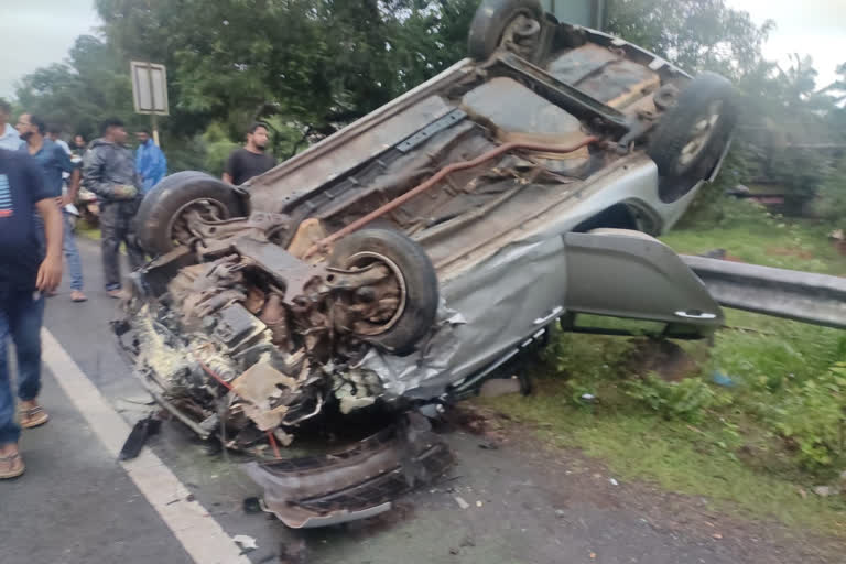 Karwar family killed in road accident  road accident at Goa  Accident in Manohar Parrikar national highway  ಭೀಕರ ರಸ್ತೆ ಅಪಘಾತ  ಅಪಘಾತದಲ್ಲಿ ಒಂದೇ ಕುಟುಂಬದ ಮೂವರು ಸಾವು  ಗೋವಾದಲ್ಲಿ ಭೀರಕ ರಸ್ತೆ ಅಪಘಾತ  ಕಾರವಾರ ಕುಟುಂಬದ ಸದಸ್ಯರು ಮೃತ  ಅಪಘಾತದಲ್ಲಿ ಹಲವು ಮಂದಿ ಗಾಯ  ಸಾತೇರಿ ದೇವಿಯ ದರ್ಶನ