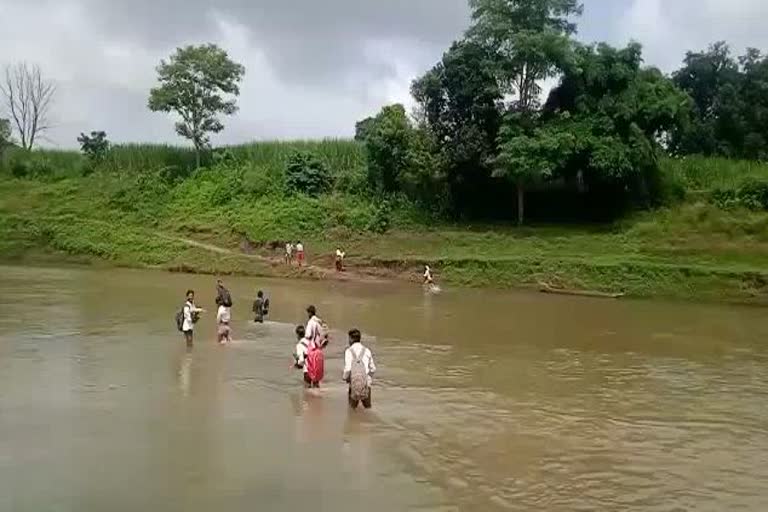 Children cross river video viral