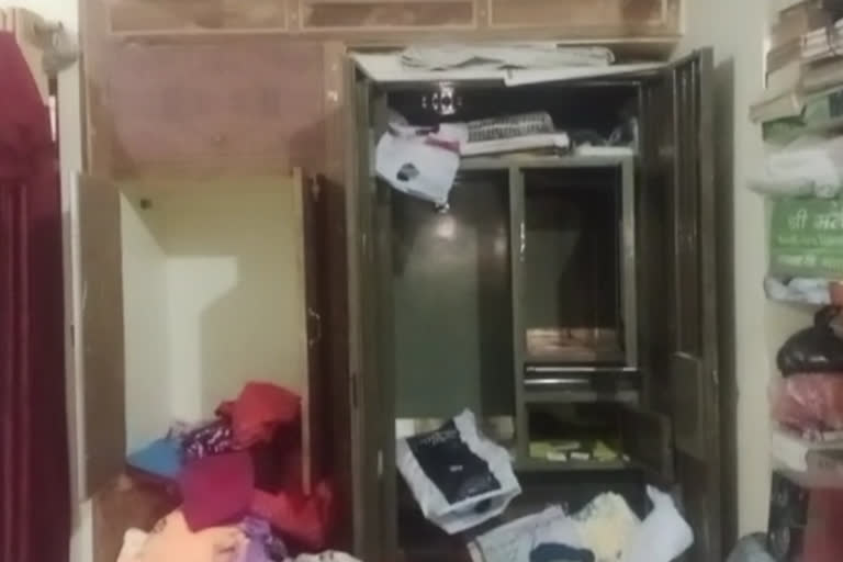 रिटायर्ड पुलिस इंस्पेक्टर के घर में भीषण चोरी