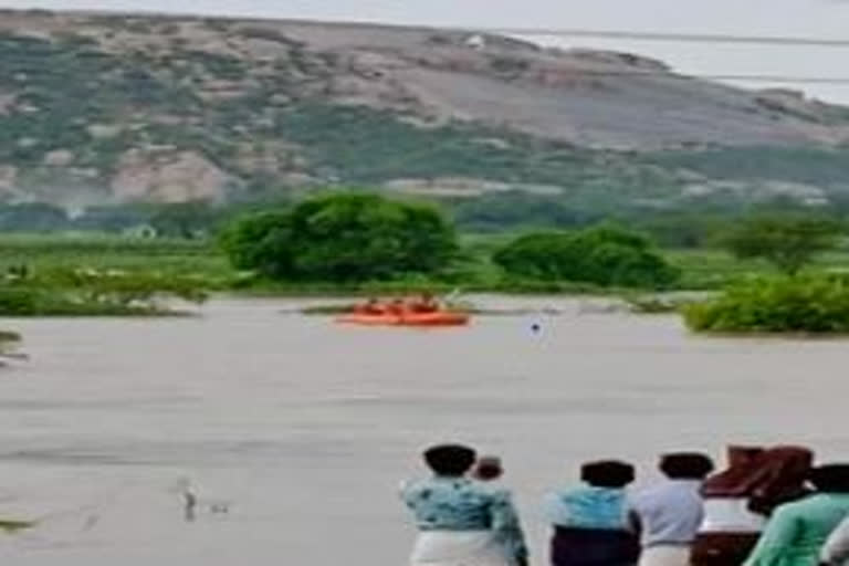 Floods ravage Bellary, 8 people rescued