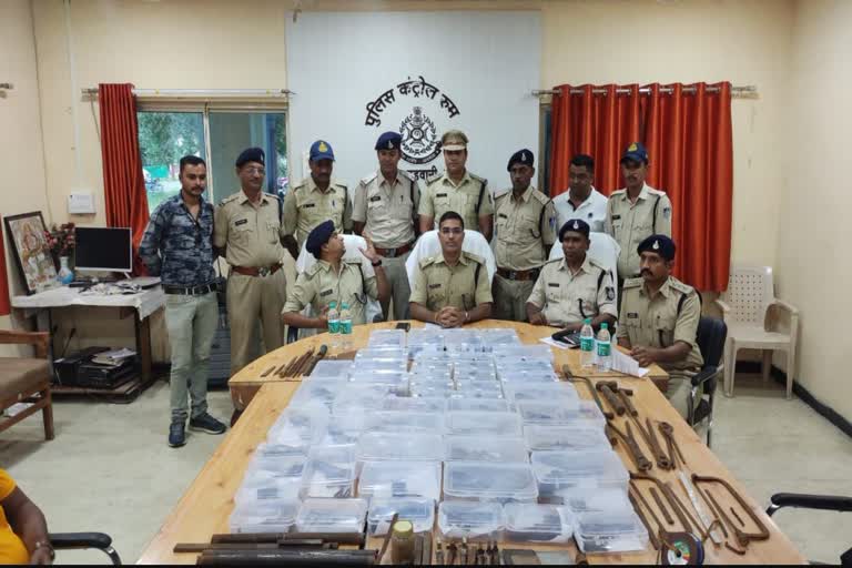 Barwani news 3 arrested with 51 weapons