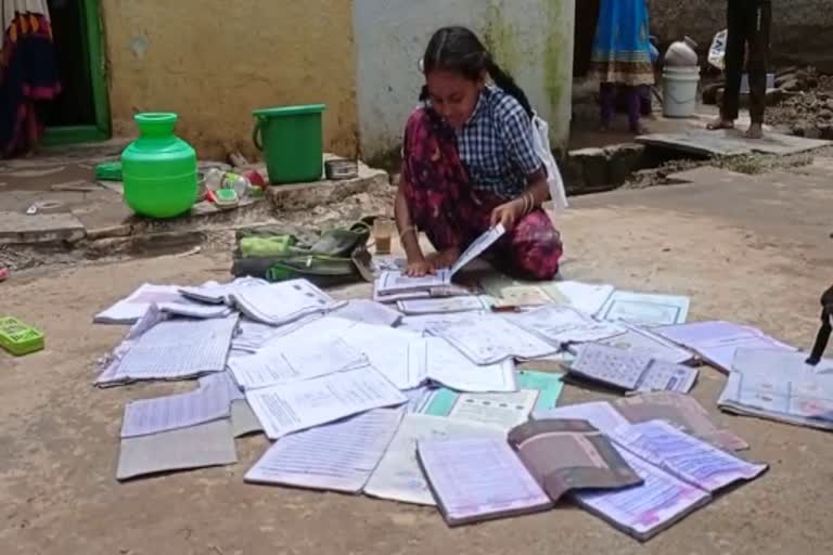 karnataka  flood  losing book  video of girl crying  മഴയിൽ പുസ്‌തകങ്ങൾ നശിച്ചുപോയി  വിതുമ്പുന്ന വിദ്യാർഥിയുടെ വീഡിയോ  മഴ  ഗഡാഗ്  കർണാടക