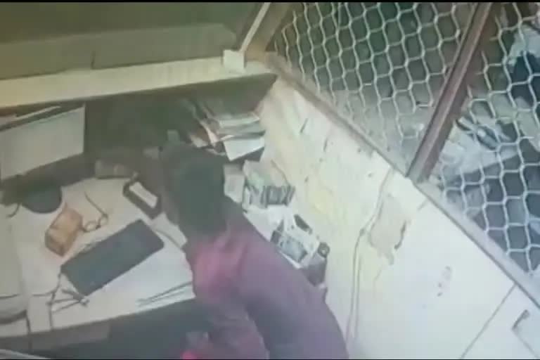 theft in bank in Mathura  rupees stolen from district cooperative in Mathura  മഥുര ജില്ല സഹകരണ ബാങ്കിൽ മോഷണം  ബാങ്കിൽ നിന്ന് പണം കവർന്നു  ജെയ്‌ന്‍റ് പൊലീസ് സ്റ്റേഷൻ  മോഷണം