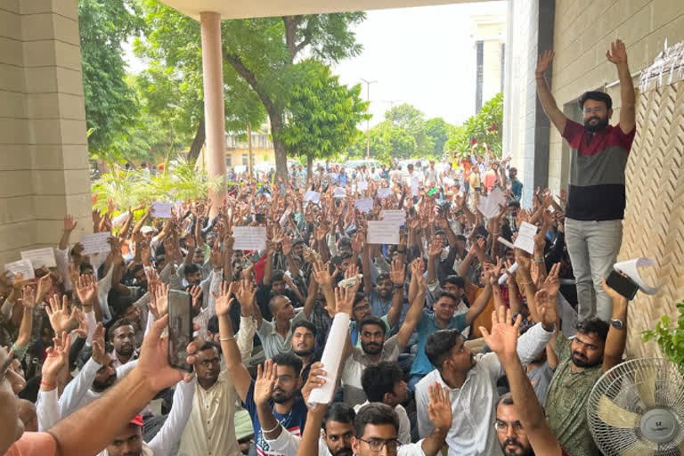 Protest of unemployed youth in Jaipur, demand to take back OBC and EWS candidates