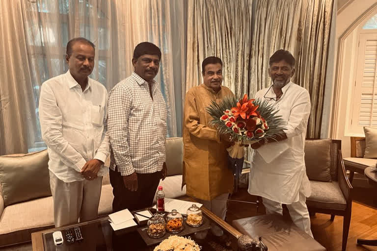 DK brothers discussion with BJP leader  BJP leader Nitin Gadkari  Bengaluru rain issue  Union minister nitin gadkari visit to Bengaluru  ಬಿಜಪಿ ನಾಯಕನನ್ನು ಭೇಟಿ ಮಾಡಿದ ಡಿಕೆ ಸೋದರರು  ಬೆಂಗಳೂರು ಮಳೆ ಹಾನಿ ಬಗ್ಗೆ ಗಡ್ಕರಿ ಜೊತೆ ಚರ್ಚೆ  ಬೆಂಗಳೂರು ಮಳೆ ಹಾನಿ