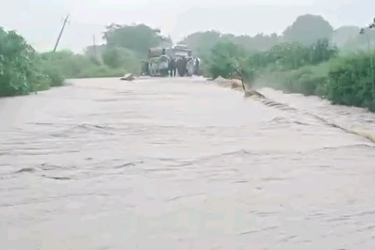 crop and houses damage over Heavy rain  damage over Heavy rain in Kalaburagi  heavy rain in Kalaburagi  ಕಲಬುರಗಿಯಲ್ಲಿ ವರುಣನ ಅಬ್ಬರ  ಕಲಬುರಗಿ ಜಿಲ್ಲೆಯಲ್ಲಿ ವರುಣನ ಆರ್ಭಟ  ಧಾರಾಕಾರ ಮಳೆಗೆ ಜನ‌ ತತ್ತರ  ಹಲವು ಗ್ರಾಮಗಳ ರಸ್ತೆ ಸಂಪರ್ಕ ಕಡಿತ  ಶಾಲಾ ಮಕ್ಕಳಿಗೆ ಎದುರಾದ ಸಂಕಷ್ಟ  ಮಳೆಯಿಂದಾಗಿ ರಸ್ತೆ ಸಂಚಾರ ಸಂಪೂರ್ಣ ಬಂದ್​ ಮಳೆಗೆ ನೂರಾರು ಎಕರೆ ಬೆಳೆ ಹಾನಿ