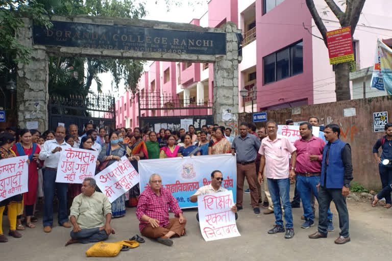 Teachers protest in Doranda College