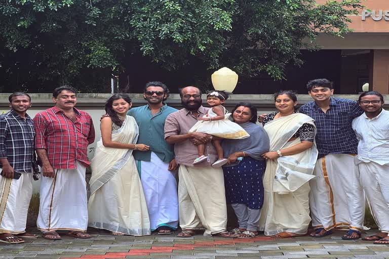 Harisree Ashokan Onam Photos  Harisree Ashokan celebrated onam with family  Harisree Ashokan  actor Harisree Ashokan  Harisree Ashokan family  കുടുംബത്തോടൊപ്പം ഓണം ആഘോഷിച്ച് ഹരിശ്രീ അശോകന്‍  ഹരിശ്രീ അശോകന്‍  അര്‍ജുന്‍ അശോകന്‍