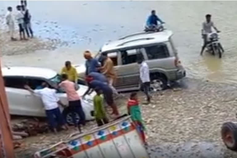 UP: Vehicles submerged in Saharanpur following heavy rain rescued