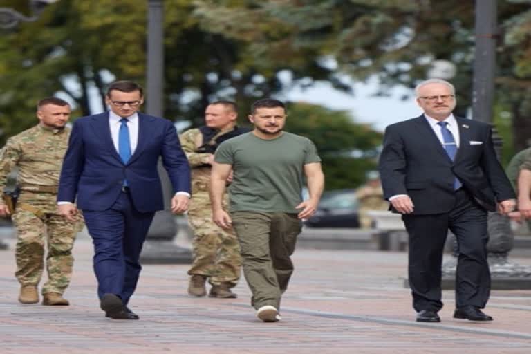 Zelensky Meets Latvian President and Polish PM in Kiev