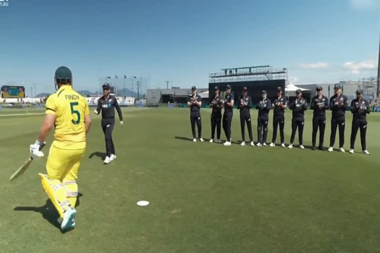 New Zealand Gives Aaron Finch Guard Of Honour  Aaron Finch  Aaron Finch last odi match  Kane Williamson  new zealand vs australia  ആരോണ്‍ ഫിഞ്ചിന് ഗാർഡ് ഓഫ് ഓണർ നല്‍കി ന്യൂസിലന്‍ഡ്  ആരോണ്‍ ഫിഞ്ച്  കെയ്‌ന്‍ വില്യംസണ്‍  ഓസ്‌ട്രേലിയ vs ന്യൂസിലന്‍ഡ്