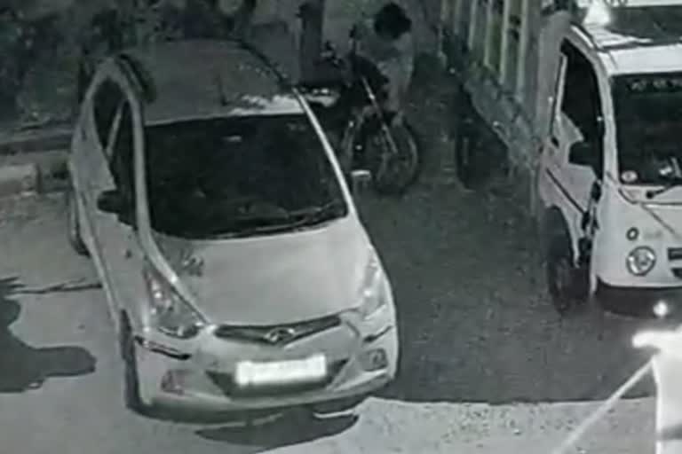 thieves stole bike in rohini delhi