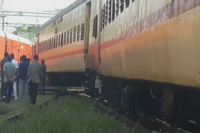 பாலருவி எக்ஸ்பிரஸ் ரயில் தடம் புரண்டதால் பரபரப்பு