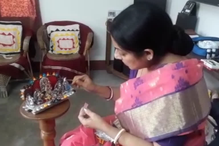 Housewife makes 8 inch Durga idol with medicine wrapper in Cooch Behar