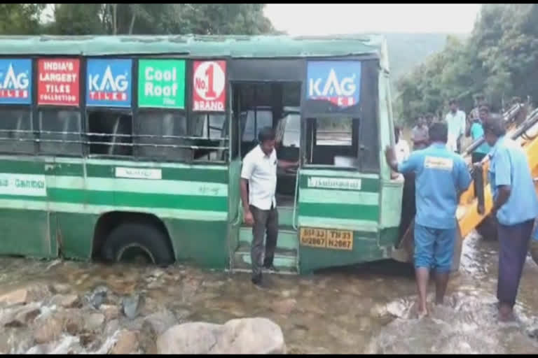 சர்க்கரைப்பள்ளம் காட்டாற்றில் சிக்கிய அரசு பேருந்து