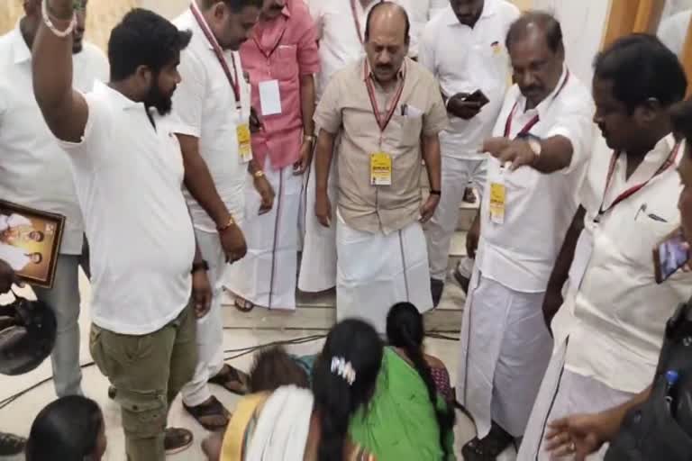 அமைச்சர் காலில் விழுந்து கதறிய திமுக பேரூராட்சி கவுன்சிலர் குடும்பத்தினரால் பரபரப்பு..!