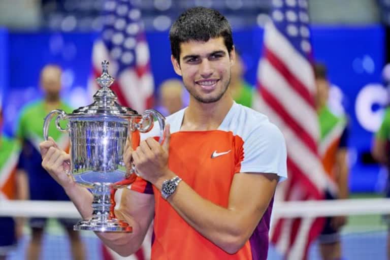 Carlos beats Casper Ruud  Alcaraz first Grand Slam title in US Open  US Open 2022  ಅಲ್ಕರಾಜ್​ಗೆ ಪಾಲಾದ ಯುಎಸ್​ ಓಪನ್​ 2022 ಟೈಟಲ್  ನಡಾಲ್​ ದಾಖಲೆ ಸರಿಗಟ್ಟಿದ ಯುವ ಆಟಗಾರ  ಯುಎಸ್​ ಓಪನ್​ 2022 ಟೆನಿಸ್​ ಪಂದ್ಯಾವಳಿ  ಸ್ಪ್ಯಾನಿಷ್ ದಂತಕಥೆ ರಾಫೆಲ್ ನಡಾಲ್  ಯುಎಸ್​ ಓಪನ್​ 2022