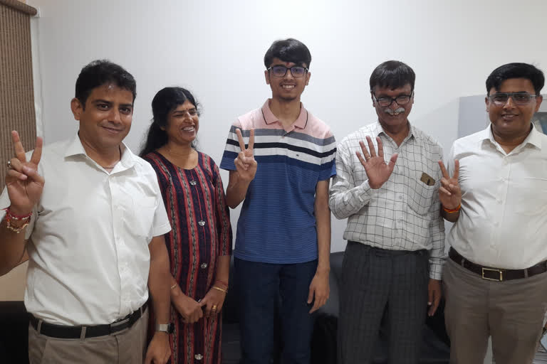 Jubilant Mayank Motwani flashes V sign