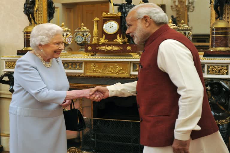 why-queen-elizabeth ii handshake-with-pm-narendra-modi-was-unique