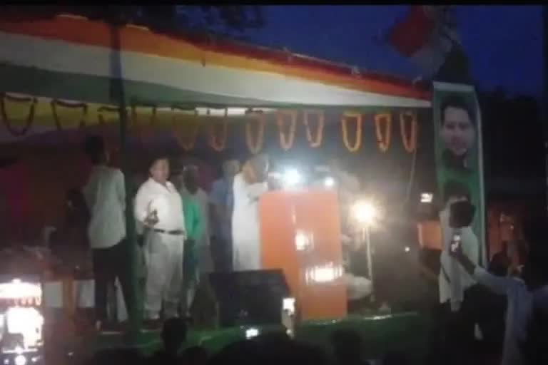 video goes viral of Three Bihar ministers addressing meeting in torchlight