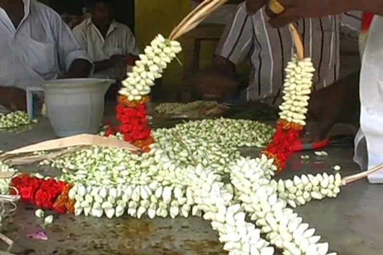 madurai flower market  jasmin price  madurai jasmin price  jasmin price reduce in madurai  flower market  மதுரை மல்லிகை  மதுரை பூ சந்தை  பூ சந்தை  மதுரை மல்லி விலை  மல்லிகை விலை